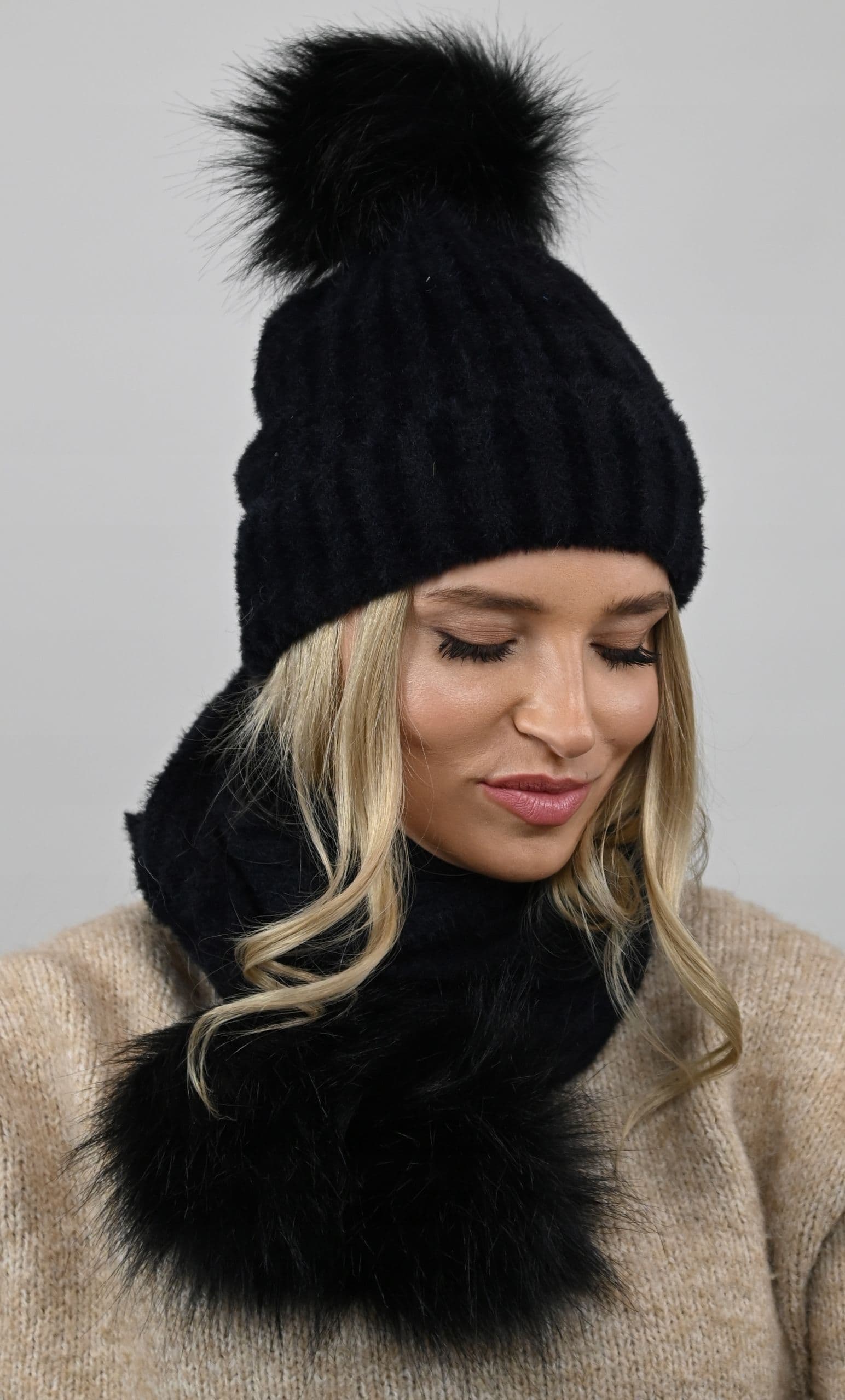 Czarny Komplet CZAPKA polar plus SZALIK pompony D1