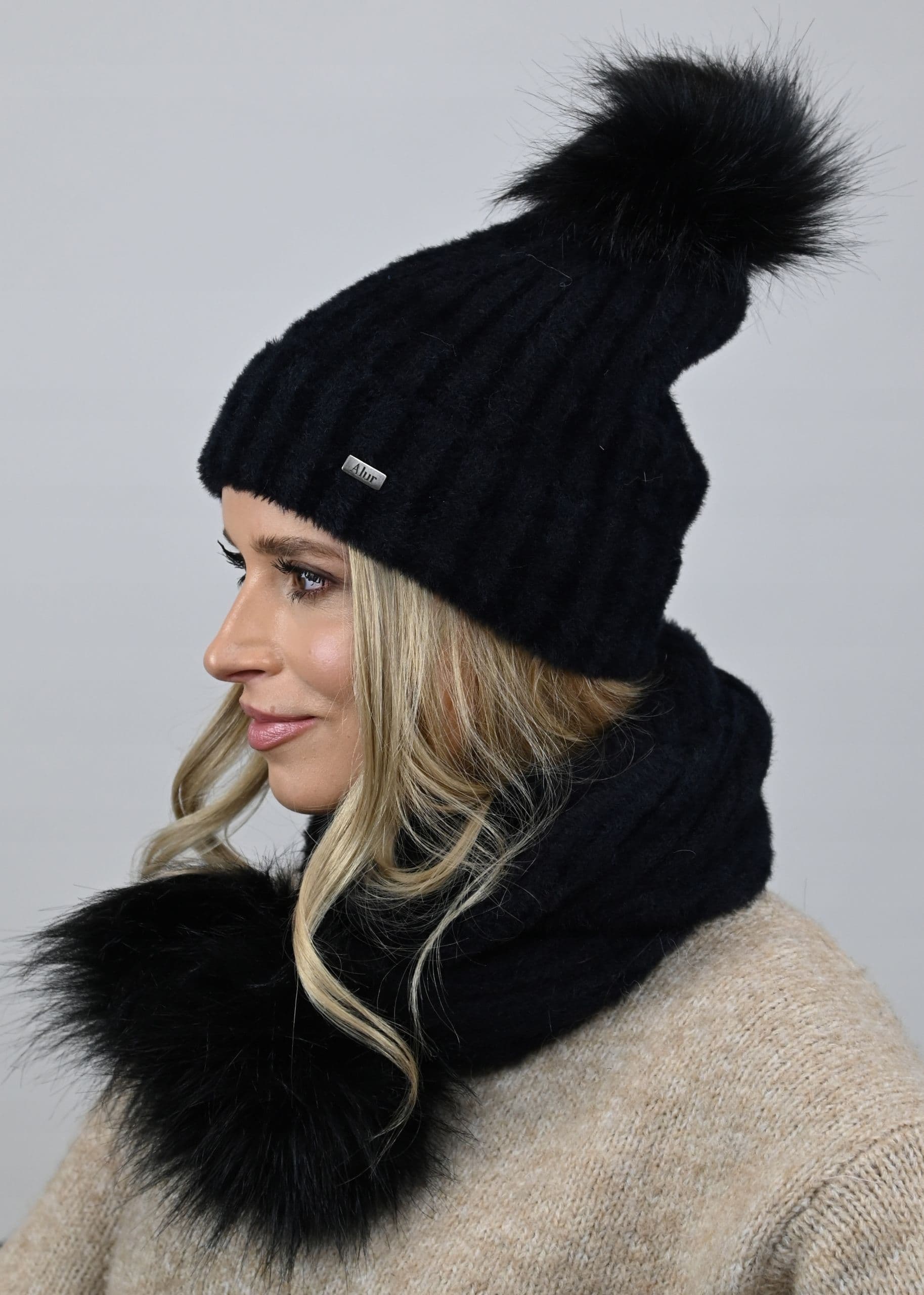 Czarny Komplet CZAPKA polar plus SZALIK pompony D1