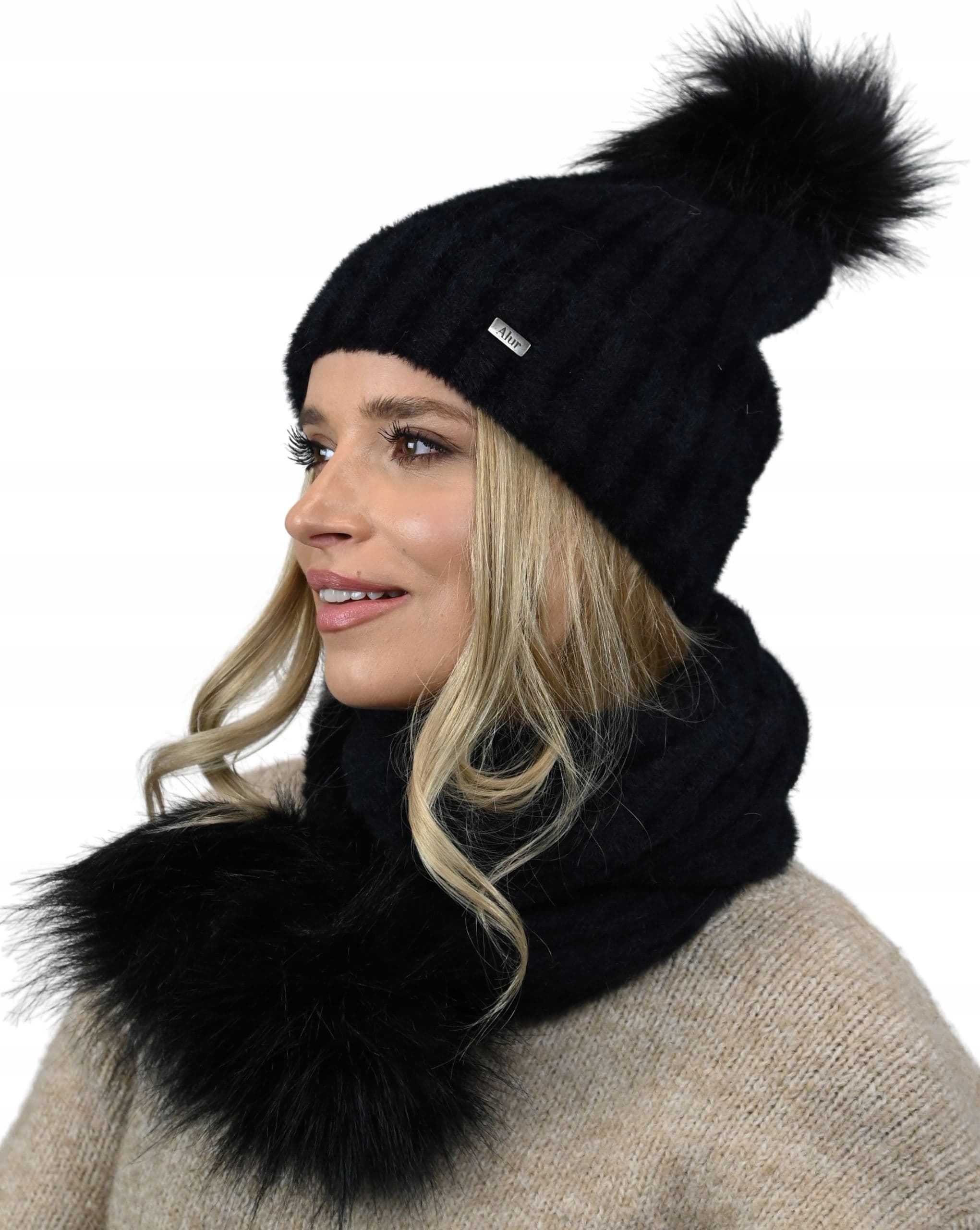 Czarny Komplet CZAPKA polar plus SZALIK pompony D1