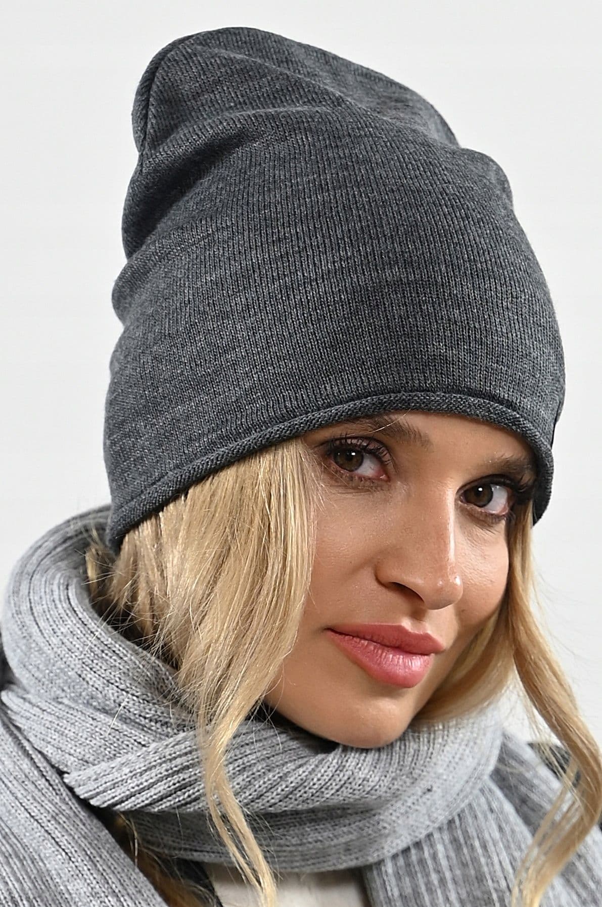 Czapka damska z naszywką beania krasnal Pn2