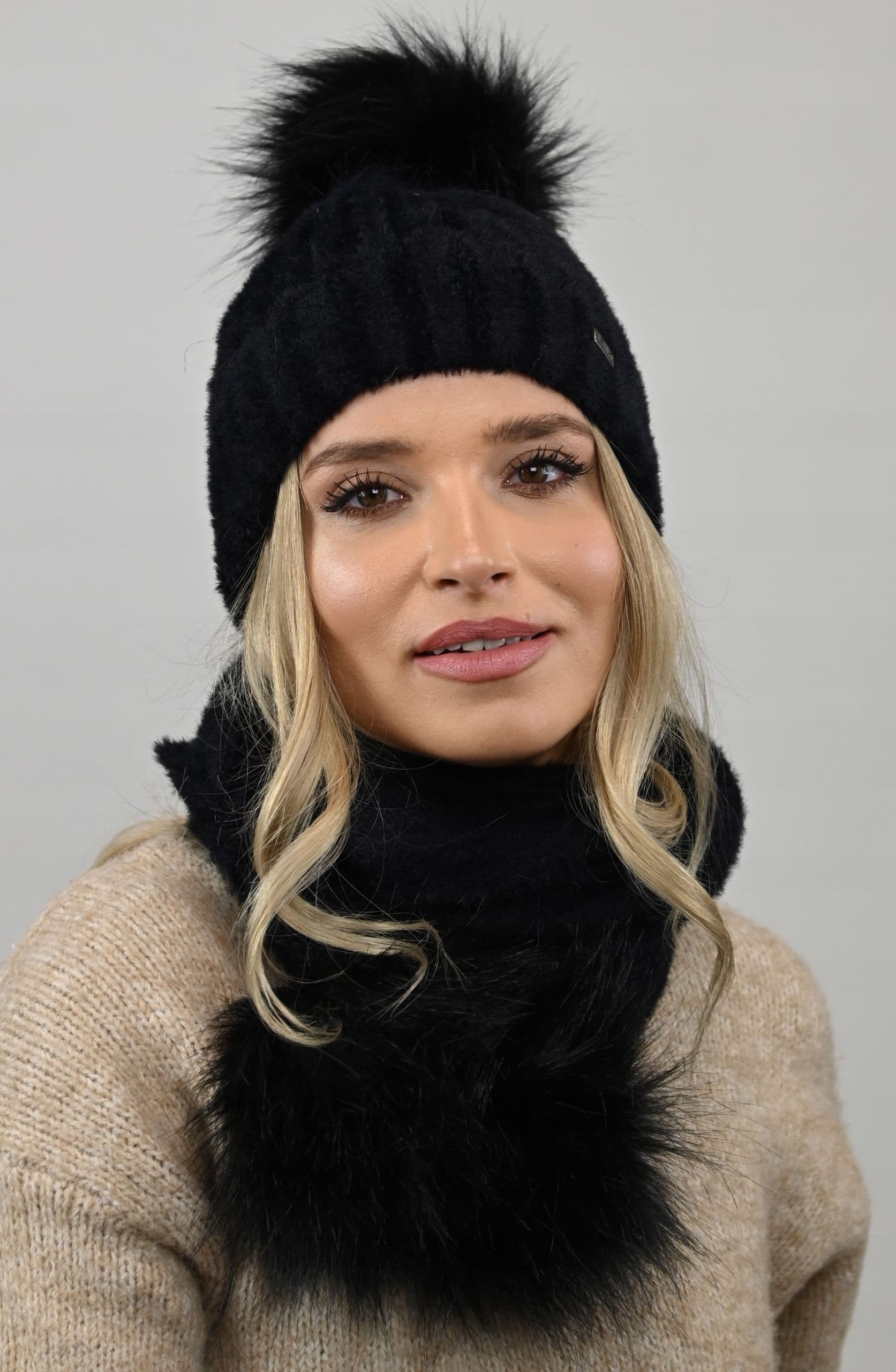 Czarny Komplet CZAPKA polar plus SZALIK pompony D1