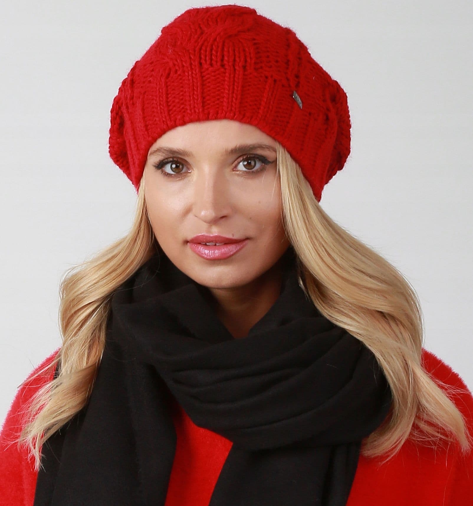 Czerwona czapka damska dziana SMERFETKA - A4