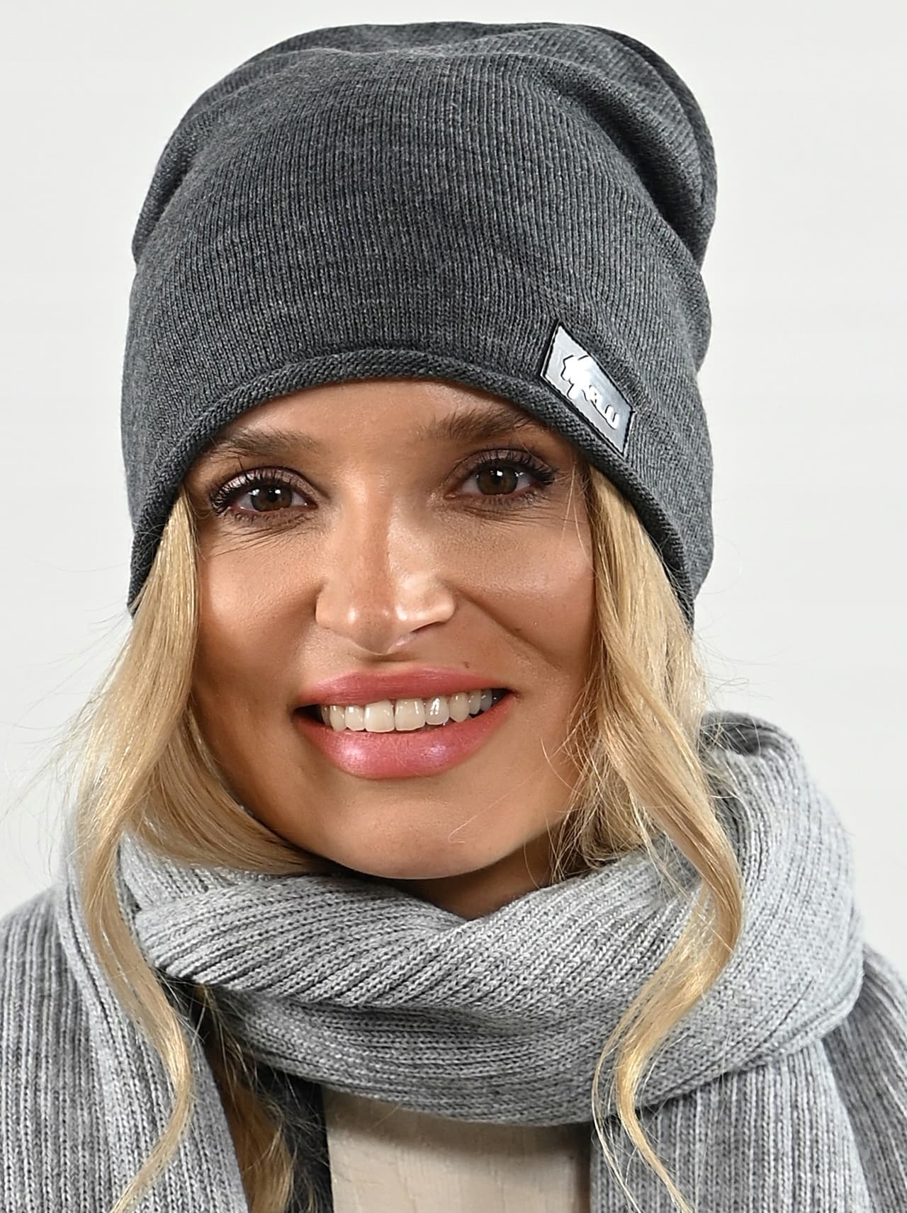 Czapka damska z naszywką beania krasnal Pn2