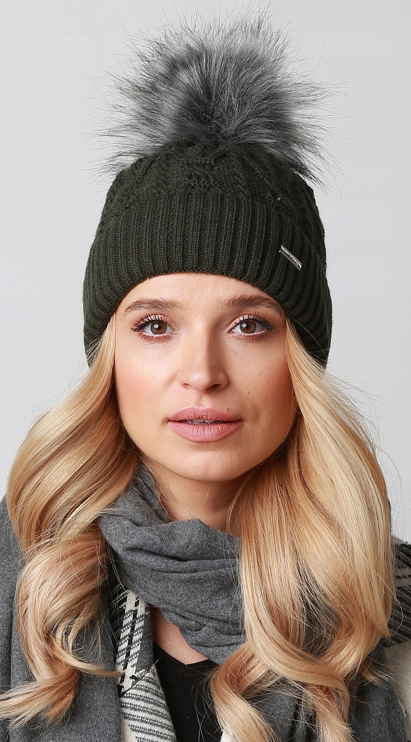 Ciepła CZAPKA damska z pomponem Khaki V20