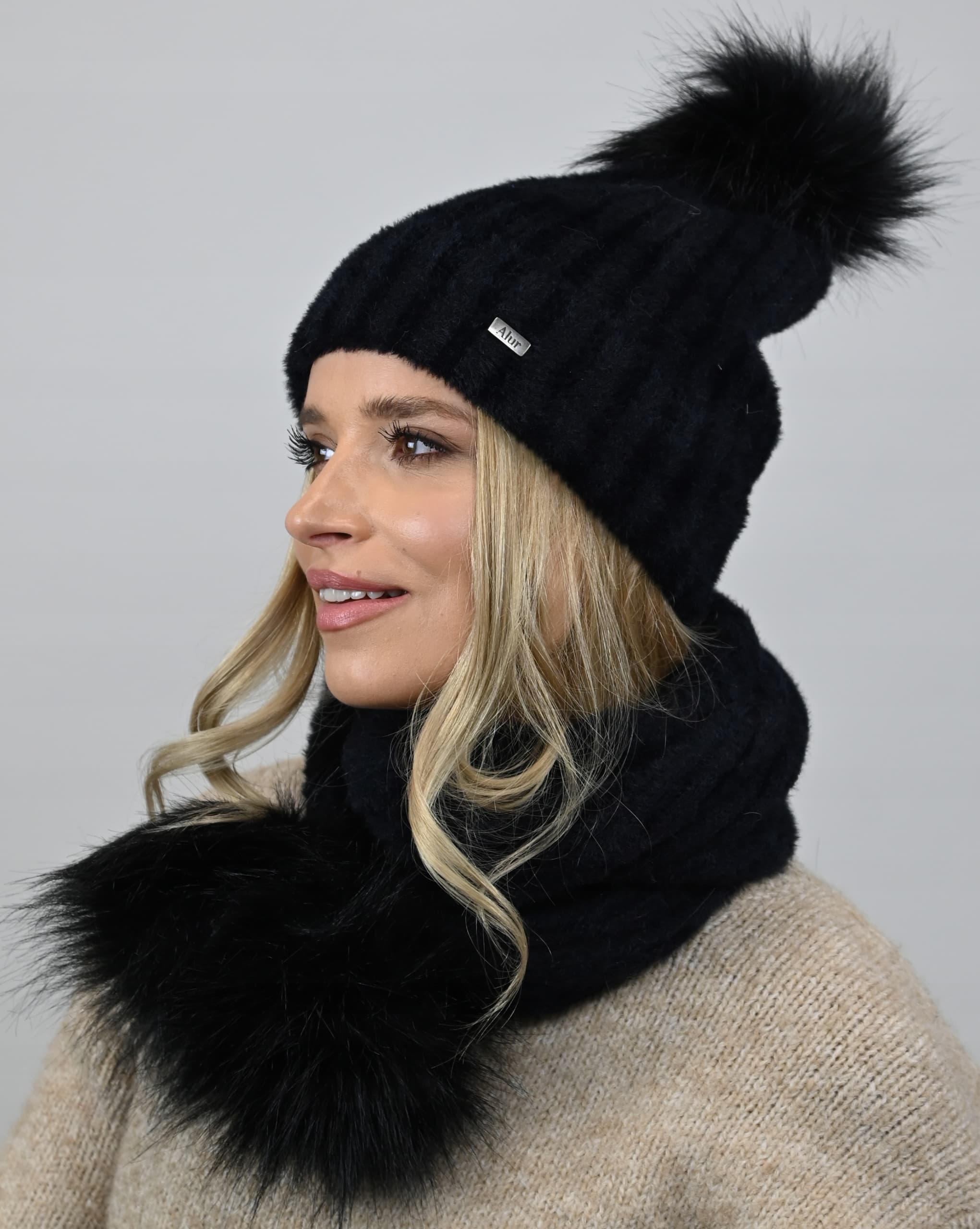 Czarny Komplet CZAPKA polar plus SZALIK pompony D1