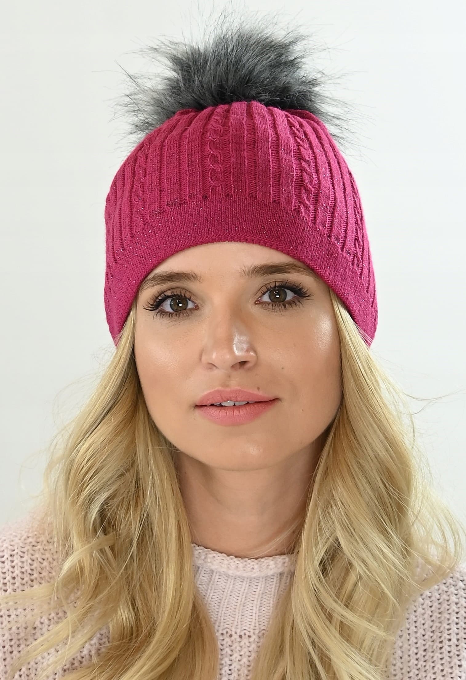 CZAPKA zimowa damska z połyskującą nicią pompon modna z polarem Fuksja V19