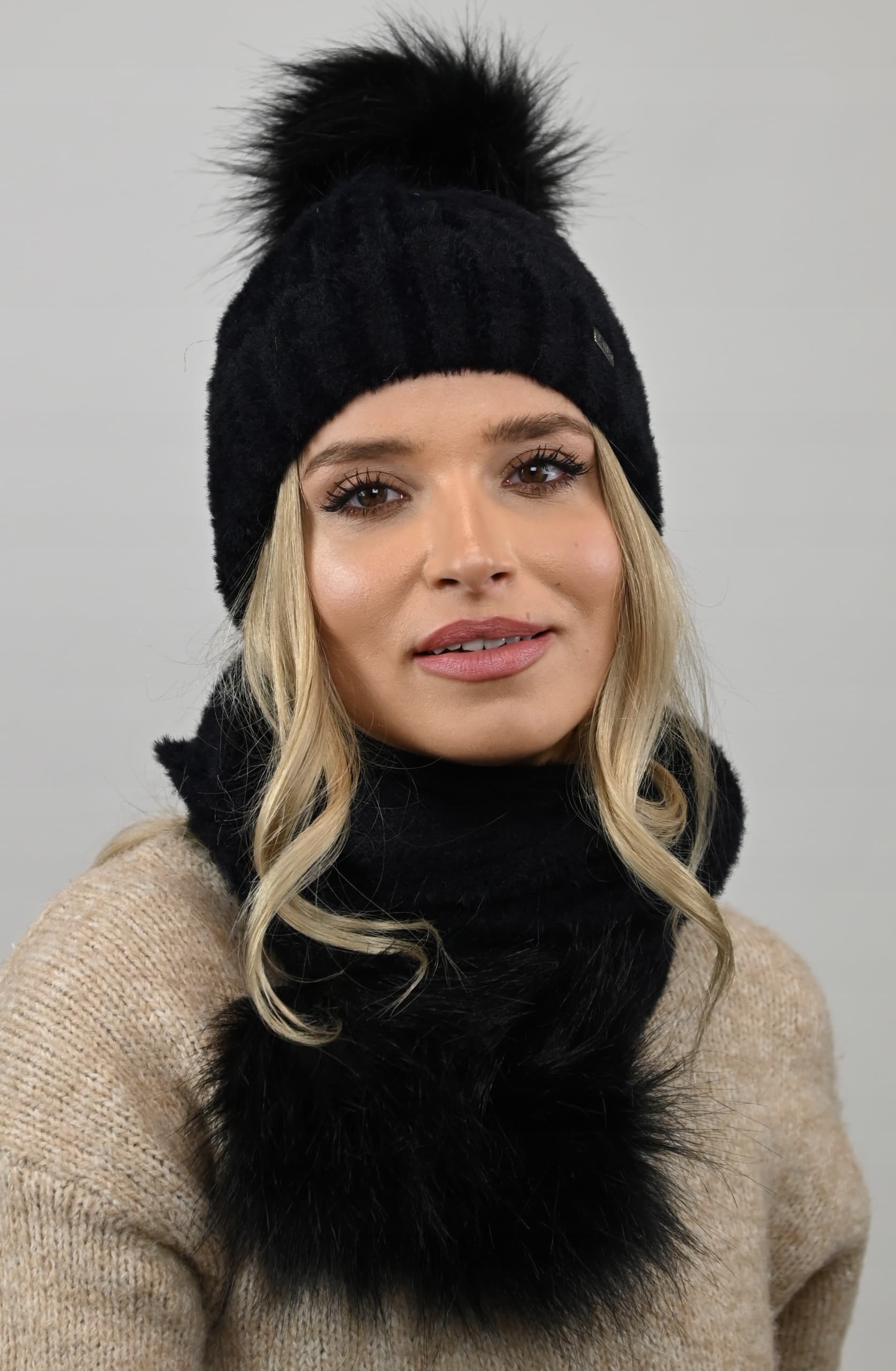 Czarny Komplet CZAPKA polar plus SZALIK pompony D1
