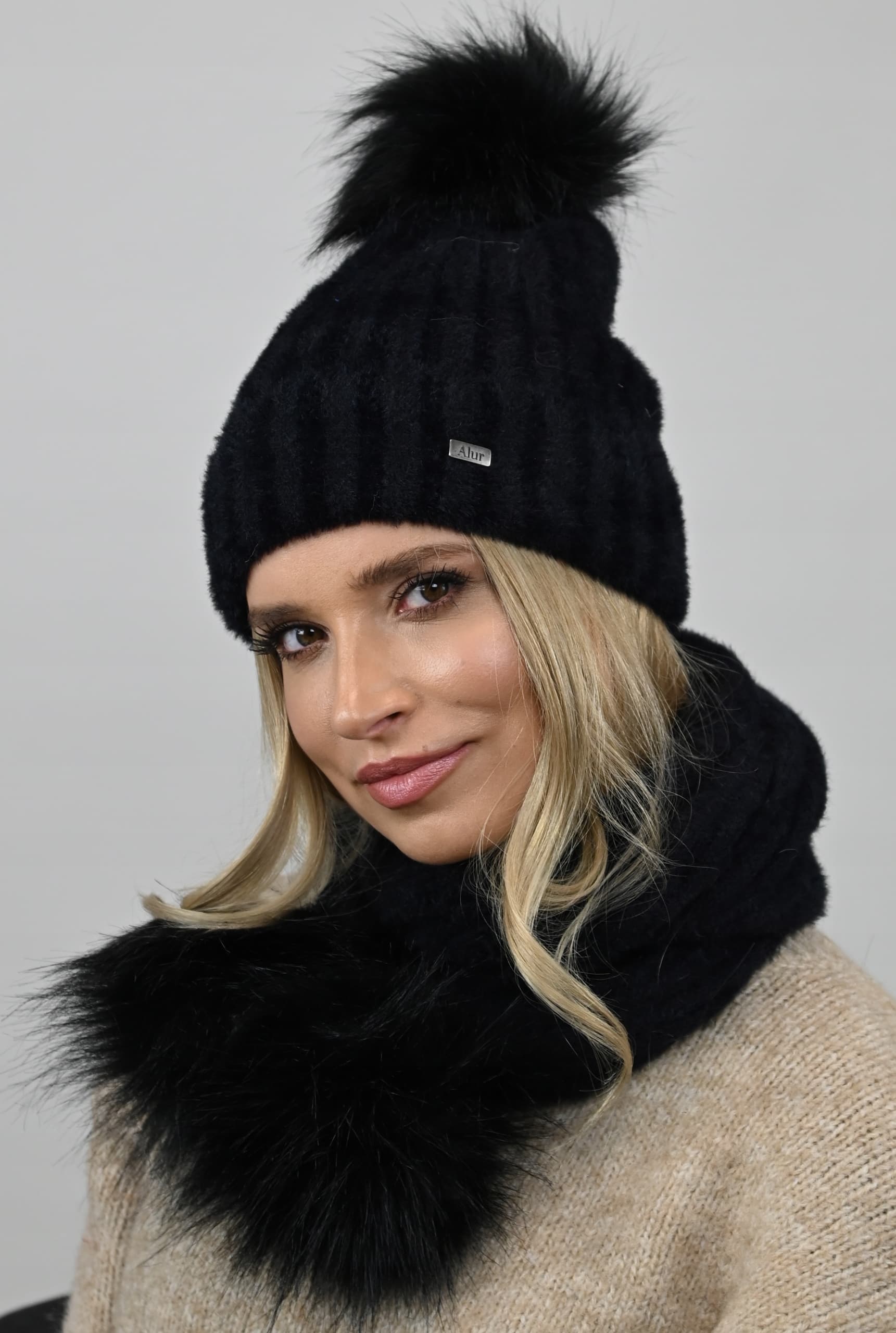 Czarny Komplet CZAPKA polar plus SZALIK pompony D1